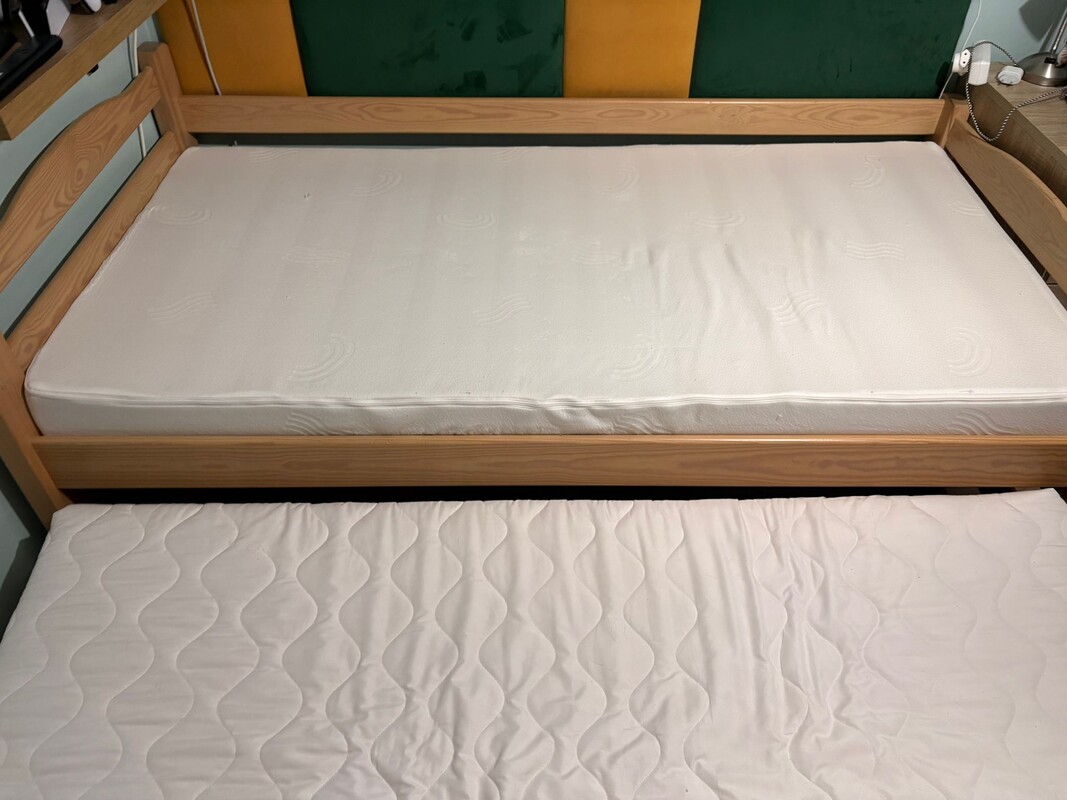 Elbląg Sprzedam łóżko młodzieżowe 2 osobowe rozsuwane. Stan bardzo dobry, sosnowe. 2 materace. Górny 180/90.Dół