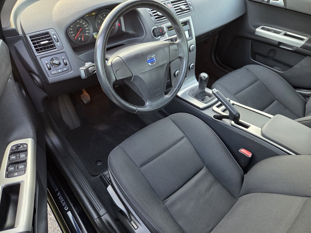 Elbląg Oferuję do sprzedaży Volvo S40 z 2007 roku – klasyczny sedan z niezawodnym silnikiem benzynowym 1.8 o