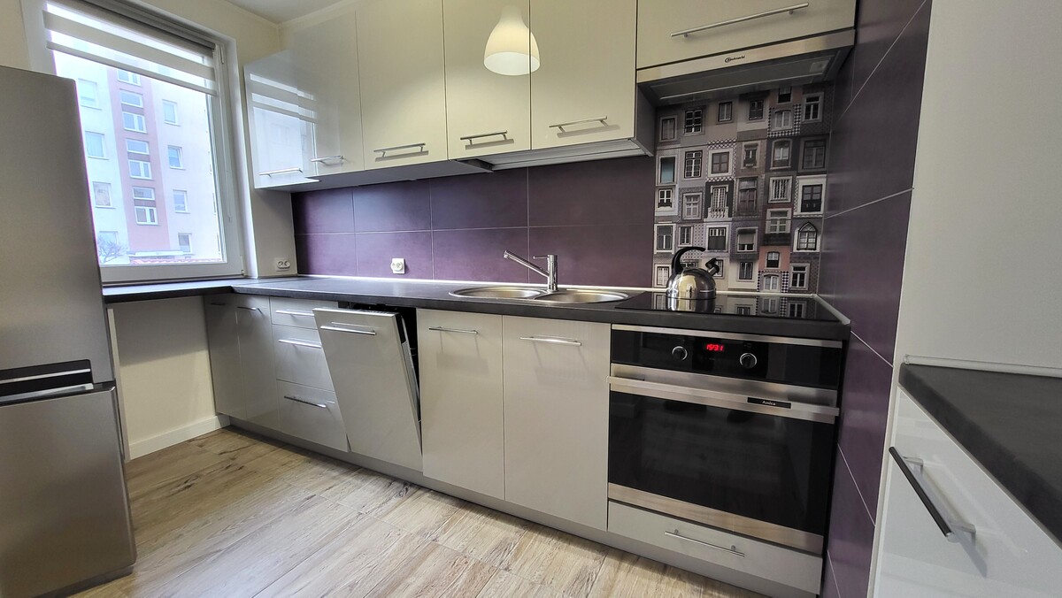 Elbląg KWADRAT NIERUCHOMOŚCImieszkanie 1 pokojowe - 31,4 m2parterbalkonumeblowane i wyposażonegotowe do