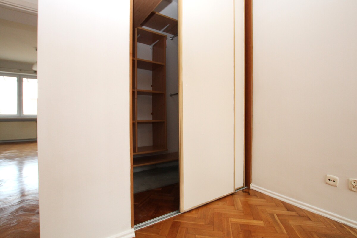 Elbląg NIERUCHOMOŚCI ANNA KRASZEWSKA Mieszkanie dwupokojowe w centrum miasta ul. Hetmańska