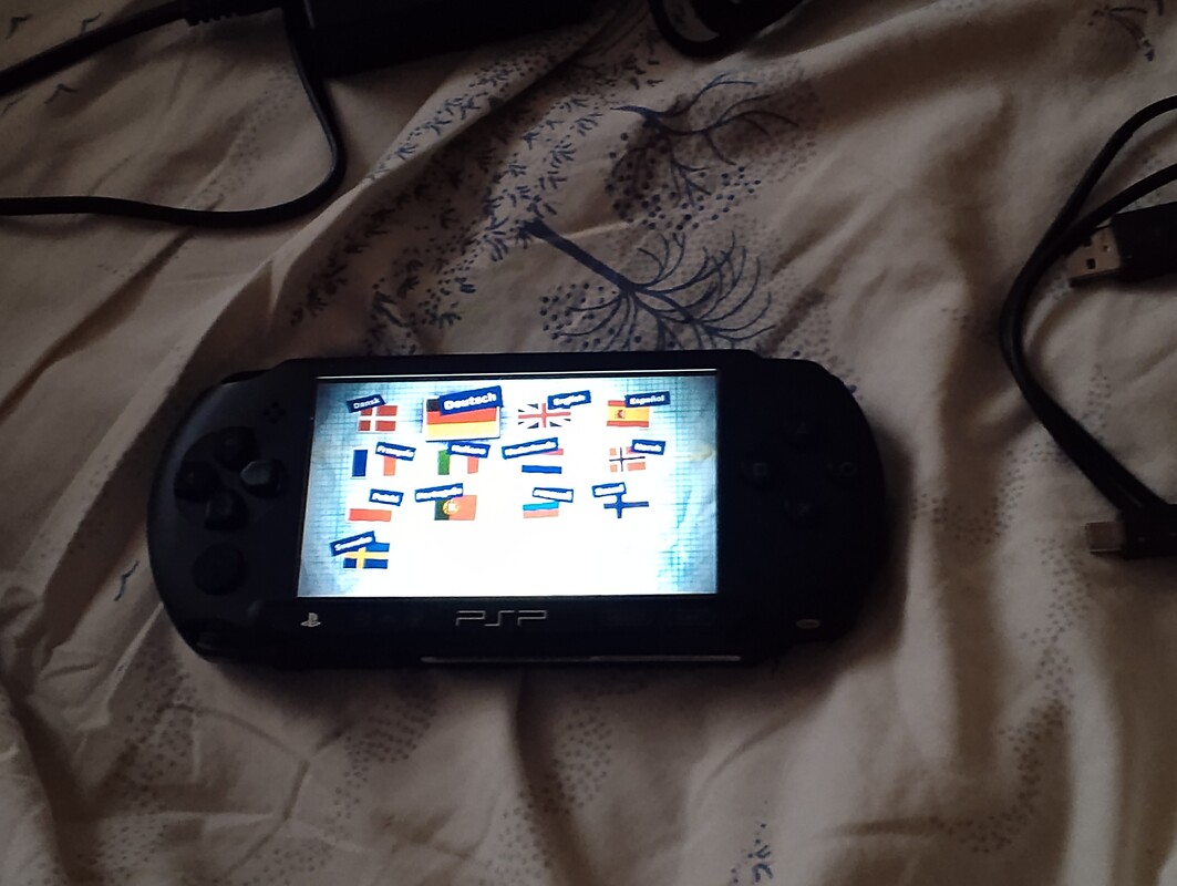 Elbląg Sprzedam zadbaną konsolę przenośną PSP E1004 street+ karta pamięci 4 GB+ gra little big planet platformowka.