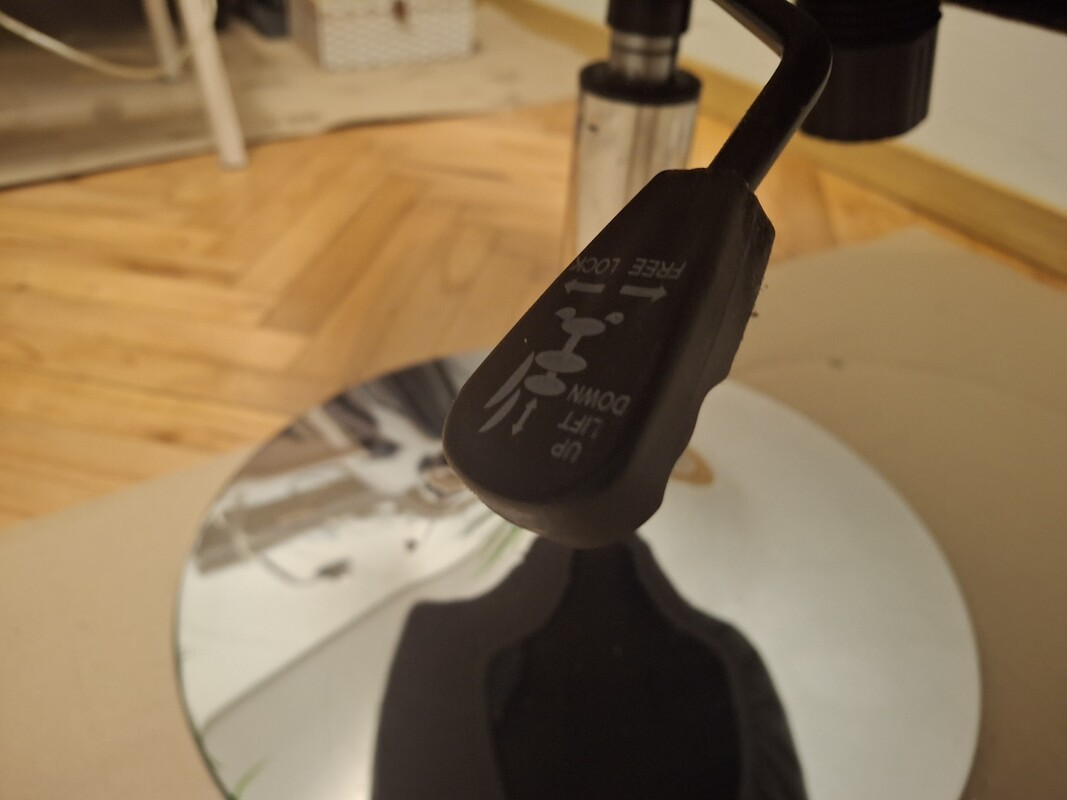 Elbląg Sprzedam krzesło obrotowe, kolor szary, materiał plusz - aksamit, krzesło cały czas było przykryte pokrowcem