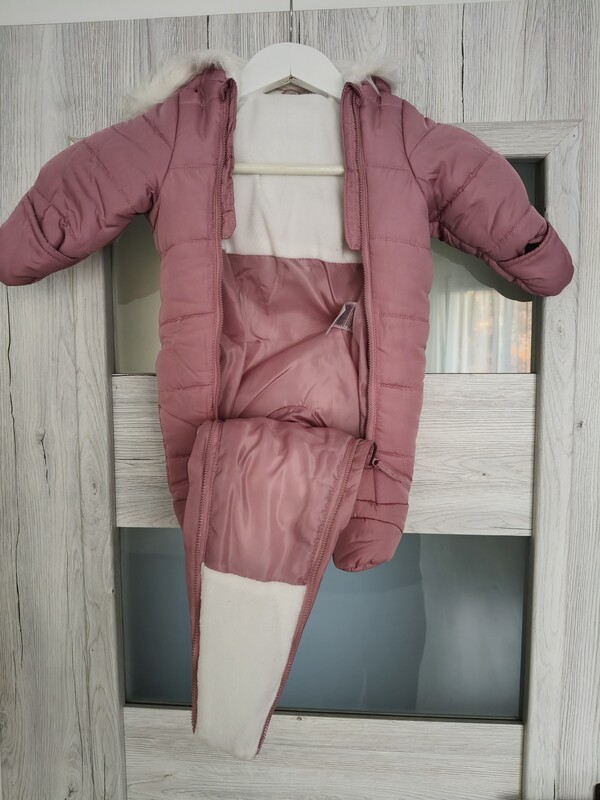 Elbląg Sprzedam dwa śpiworki ( w kropki- cieńszy 90 cm) ( w zwierzątka grubszy- 86-98cm) i dwa kombinezony (biały,