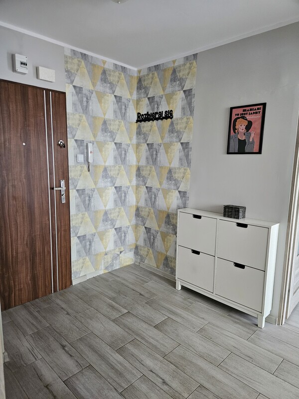 Elbląg Na sprzedaż – jasne i przytulne mieszkanie 2-pokojowe z balkonem na parterze.