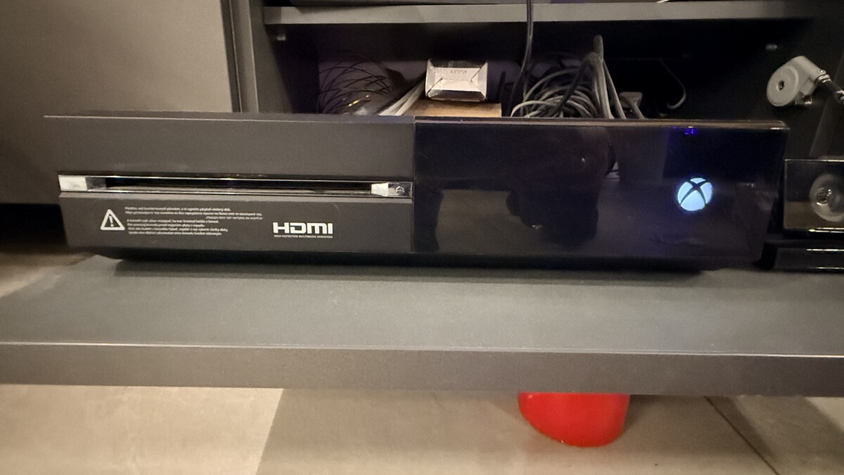 Elbląg Witam serdecznie.
Sprzedam konsolę XBOX ONE (500GB) + Kinect + 3 gry.
Zestaw zawiera konsolę, dwa oryginalne