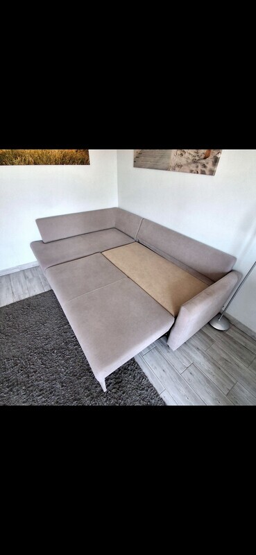 Elbląg Sprzedam narożnik. Zakupiony w dużym salonie meblowym 3lata temu. Rozkładamy, z pojemnikiem na pościel. Stan