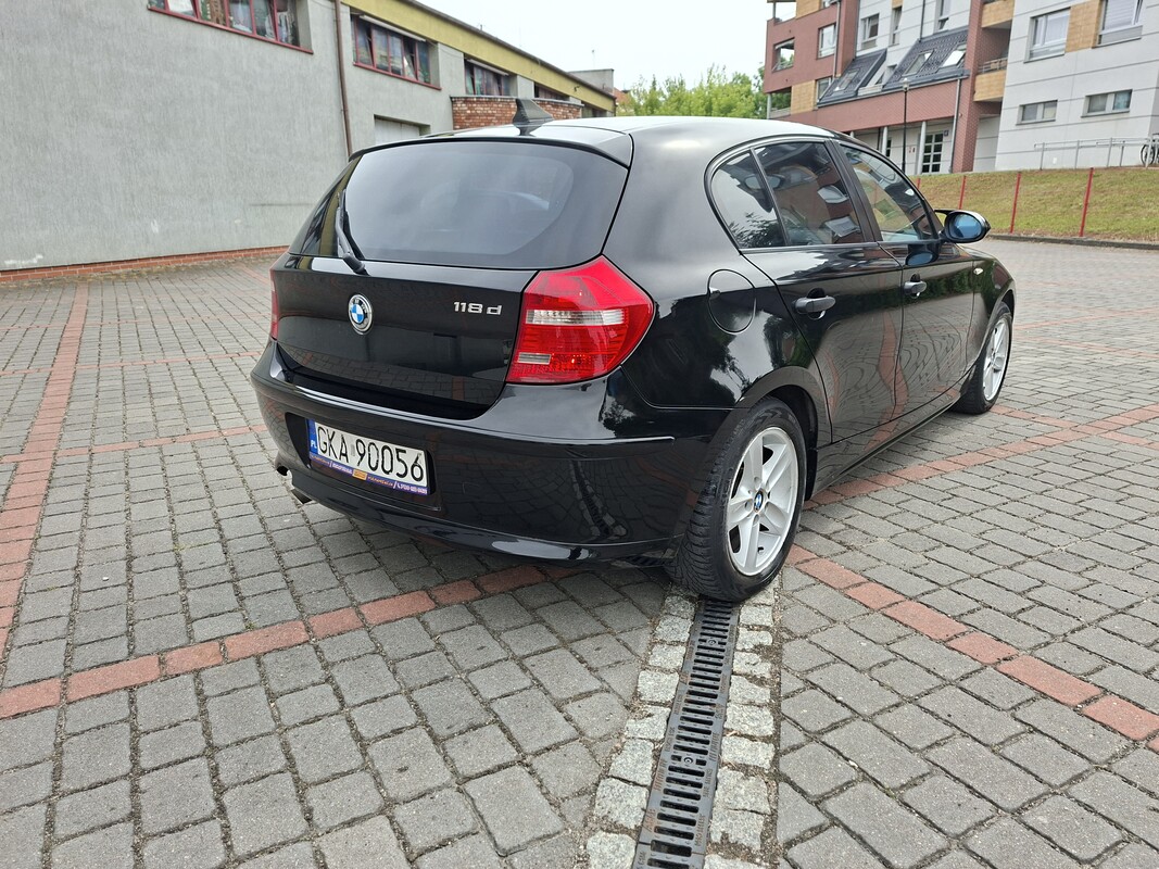 Elbląg Na sprzedaż mam fajne BMW serii 1 w wersji E87.To świetne autko z 2007 roku, z niezawodnym silnikiem diesla o