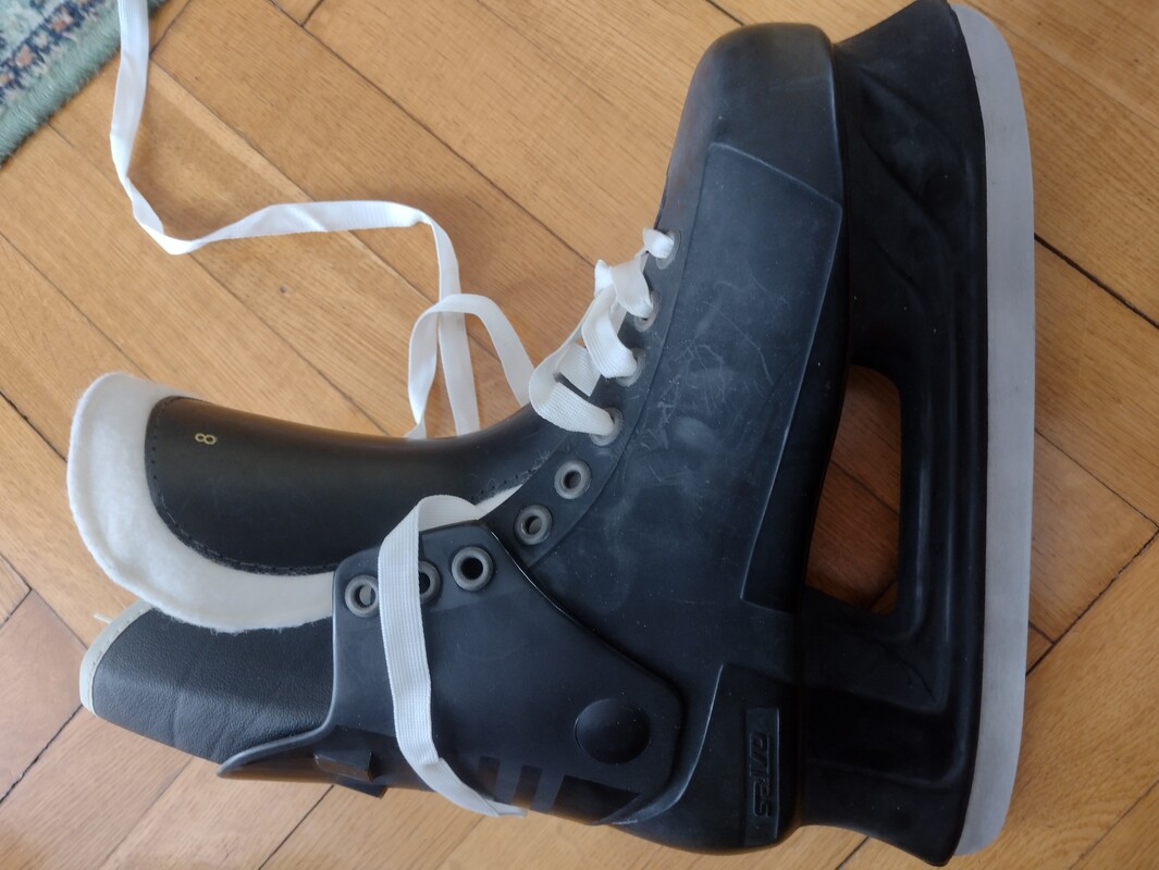 Elbląg Łyżwy hokejowe f-my SALVO nowe.
rozm. 8 kolor czarne.
Stan nowe nie używane.
Sprzedam lub zamienię na coś.