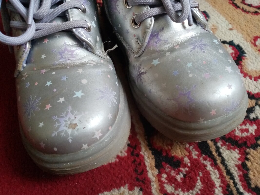 Elbląg Sprzedam buciki na zimę. Granatowe są w dobrym stanie. Buciki z Elzą mają wyraźniejsze ślady użytkowania i