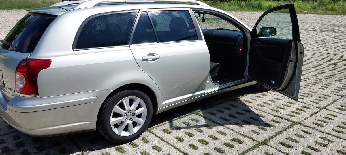 Elbląg Sprzedam niezawodny samochód toyota avensis T25.Toyotka jest na opnach wielosezonowych Pirelli, zakupionych w