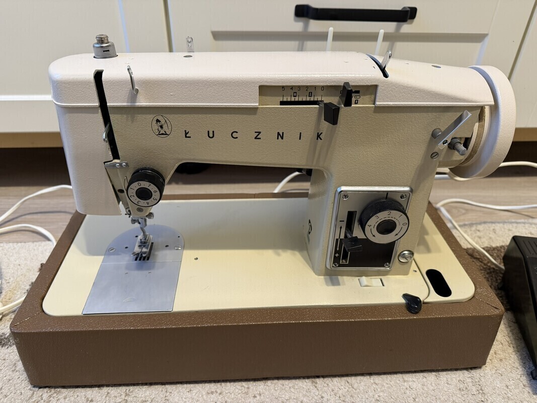 Elbląg Sprzedam maszynę do szycia Łucznik tur 2 wraz z walizką do przechowywania i regulatorem obrotów.
Sprawna, stan