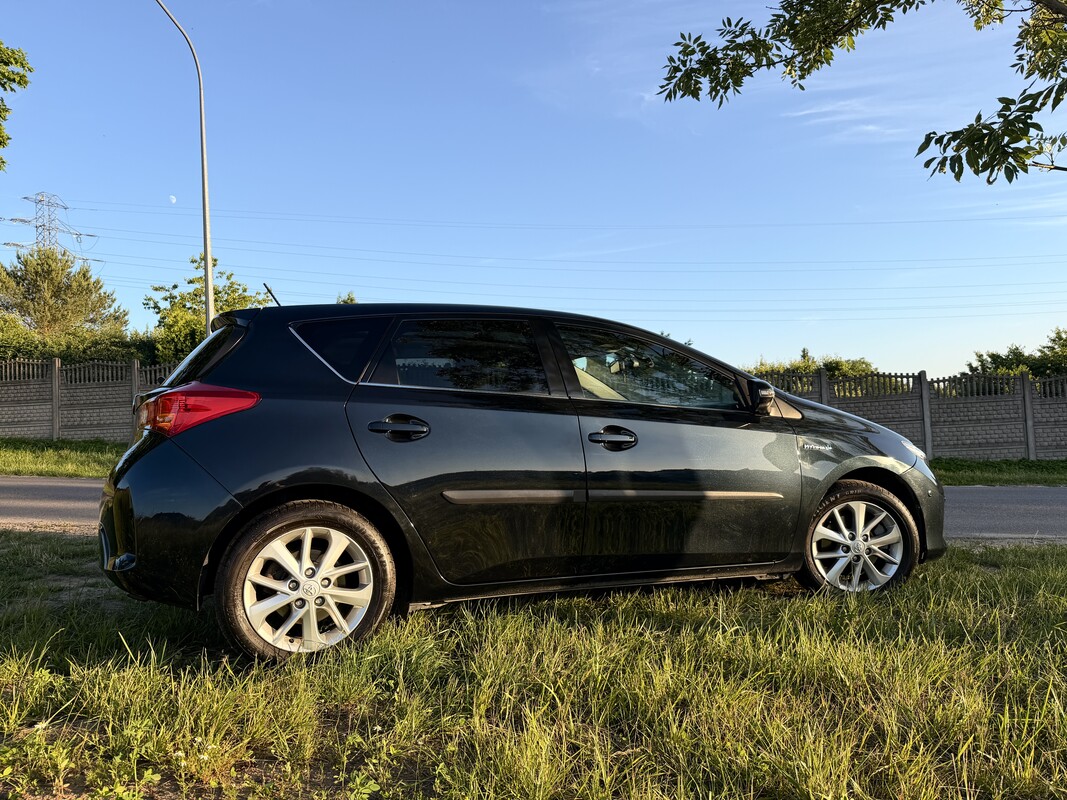 Elbląg Toyota Auris II - 1.8 Hybrid Hatchback - 136KMNajwyższa wersja wyposażenia - PrestigePrzebieg: 129tys