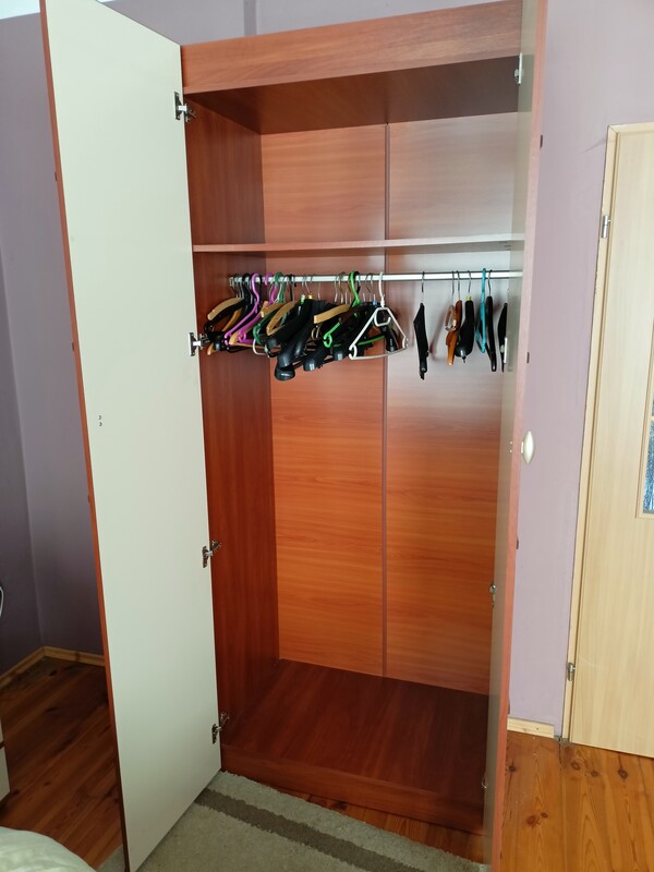 Elbląg Sprzedam w bardzo dobrym stanie meble do sypialni i tylko w całości. W zestawie znajduje się:
- Łoże