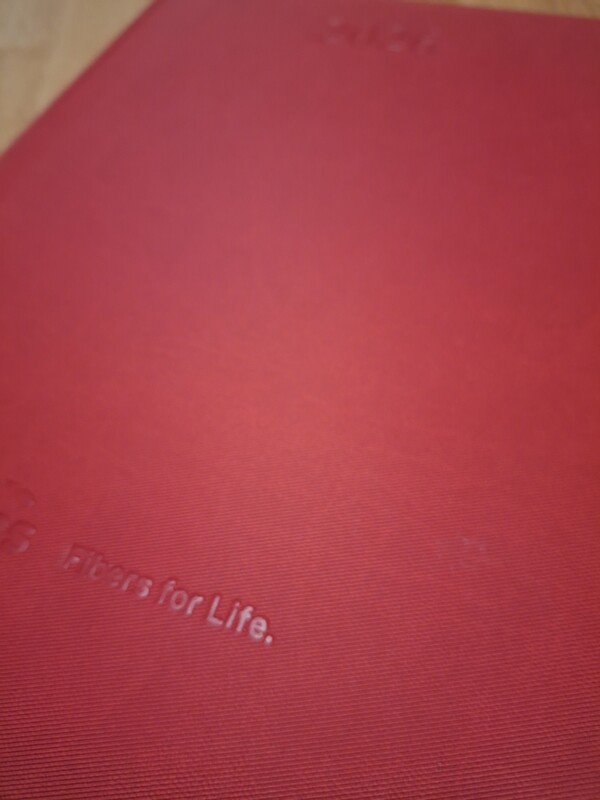 Elbląg Kalendaez książkowy A4,czerwona, fajna okładka.
Nowy, na rok 2026.
Są strony miesięczne, z podziałem na dni,