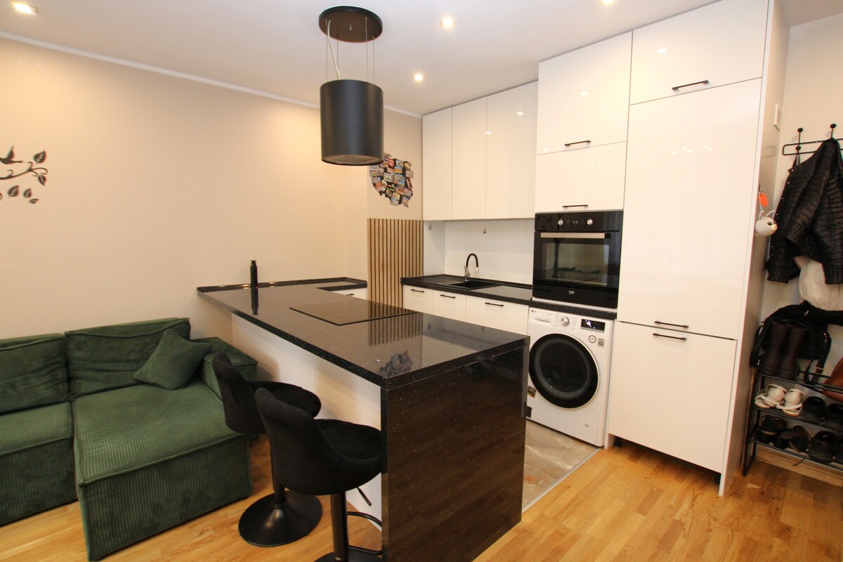 Elbląg NIERUCHOMOŚCI ANNA KRASZEWSKA Trzypokojowe mieszkanie po remoncie na parterze ul. Słoneczna