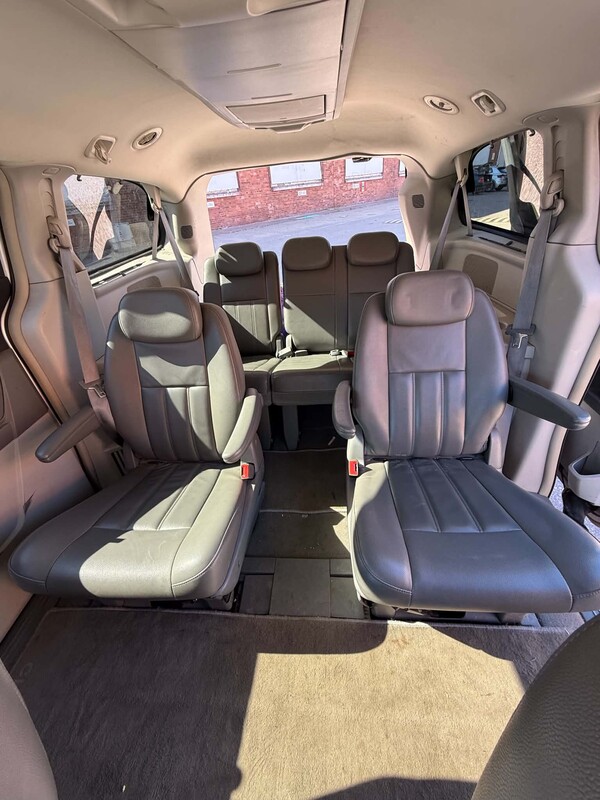 Elbląg Sprzedam Chrysler T&C 4.0 189 kW z 2010 r. z gazem-2 butle po
41 l.
Samochód do poprawek lakierniczych, brak