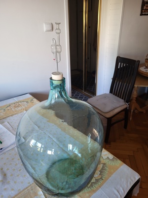 Elbląg Oddam, szklany balon do wina, 30 litrowy. Balon jest z korkiem i rurką.