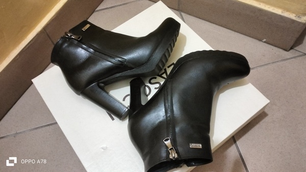 Elbląg Sprzedam dwie pary butów skórzane w bardzo dobrym stanie po 35 zł za pare  Rozmiar butów 36