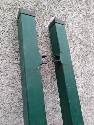 Elbląg Dwa słupki ogrodzeniowe do zawieszenia bramy z rury kwadratowej 80/80 mm w kolorze ciemnej zieleni ścianki