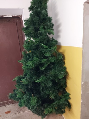 Elbląg Sprzedam choinkę z tworzywa sztucznego, gęsta, wys. ok.2,30 m, składana z trzech elementów na metalowym