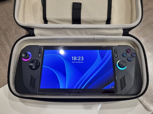 Elbląg 1.Zdecydowanie kupię konsolę Playstation 5 PRO 2TB najlepiej nową zapakowaną. 
2.Sprzedam konsolkę przenośną