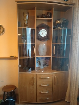 Elbląg Na sprzedaż komoda, witryna 
wysokość 210 cm
szerokość 110 cm
głębokość 40 cm