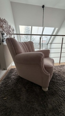Elbląg Sprzedam wygodny i elegancki fotel tapicerowany w kolorze pudrowego różu / jasnego beżu. Fotel jest w bardzo