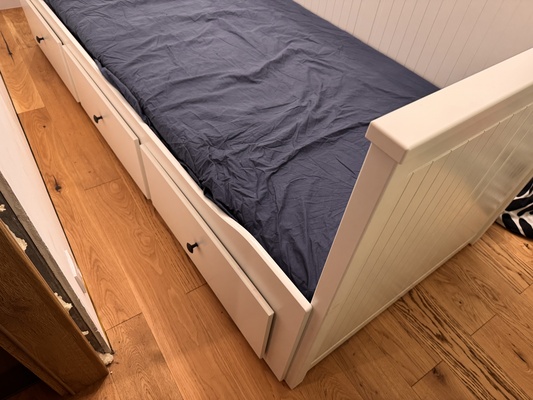 Elbląg Sprzedam łóżko z IKEA HEMNES, rozkładane. Stan dobry.