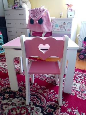 Elbląg Mam na sprzedaż komplet stolik + krzesło dla dziewczynki. Solidny i z miejscem na przybory pod blatem. Wszystko
