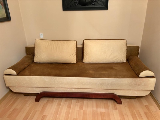 Elbląg Sprzedam kanapę rozkładaną z funkcją spania, z dużym pojemnikiem na pościel w kolorze brązowym z jasnymi