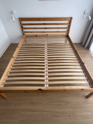 Elbląg Sprzedam używaną ramę łóżka JYSK ze szczebelkami.
Rozmiar: 160x200.
Materiał: drewno sosnowe, lakierowane.