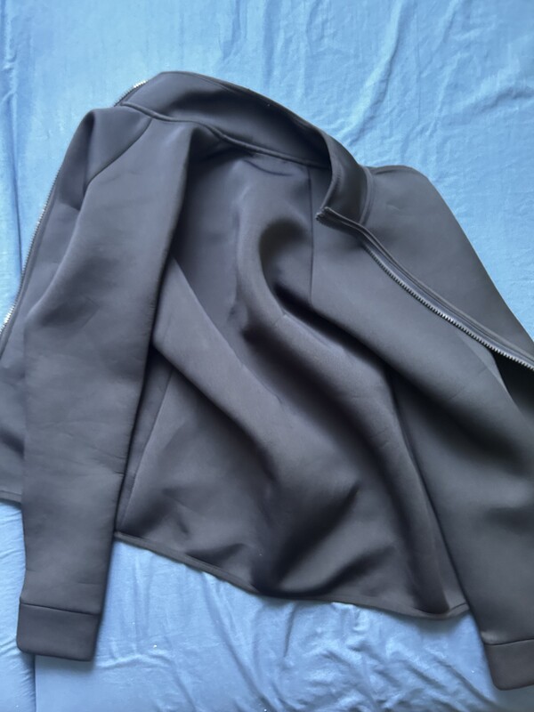 Elbląg Sprzedam używane bluzy w dobrym stanie:
Czerwona bluza - Rozmiar: 164 - cena 10zł
Czarna bluza - Rozmiar: 152 -