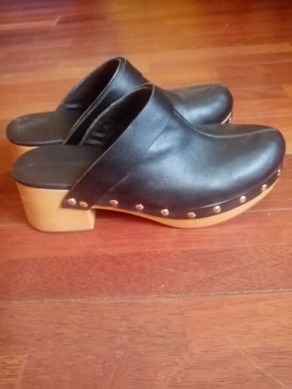 Elbląg Sprzedam.
Japonki używane kilka razy ((rozmiar 38 lub 39)
Pantofle założone tylko raz (rozmiar 40).
Klapki