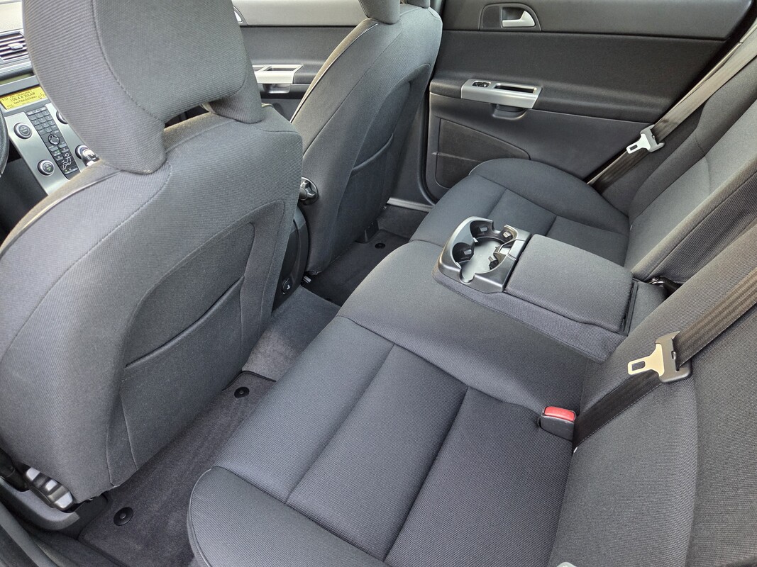 Elbląg Oferuję do sprzedaży Volvo S40 z 2007 roku – klasyczny sedan z niezawodnym silnikiem benzynowym 1.8 o