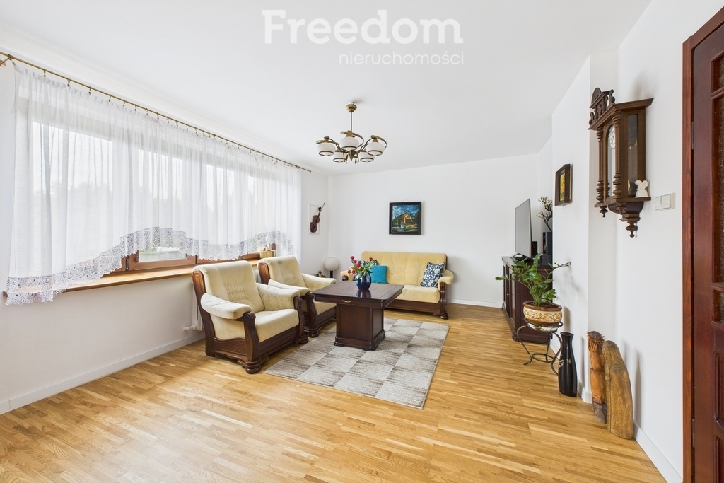 Elbląg FREEDOM NIERUCHOMOŚCISprzedam dom - Frombork, Elbląska. LokalizacjaDom usytuowany jest w cichej, spokojnej