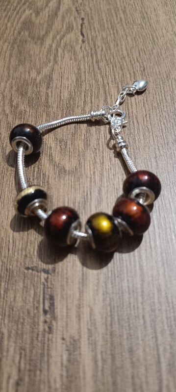 Elbląg Zestaw bransoletek z charmsami, stan wzorowy jak nowe, część srebrna. Doskonałe na prezent.