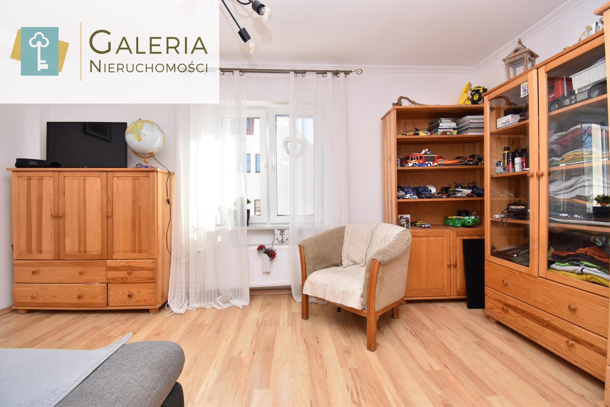 Elbląg GALERIA NIERUCHOMOŚCIZ pasji i miłości do nieruchomościNa sprzedaż: 3 pokoje, dwa garaże i prywatne