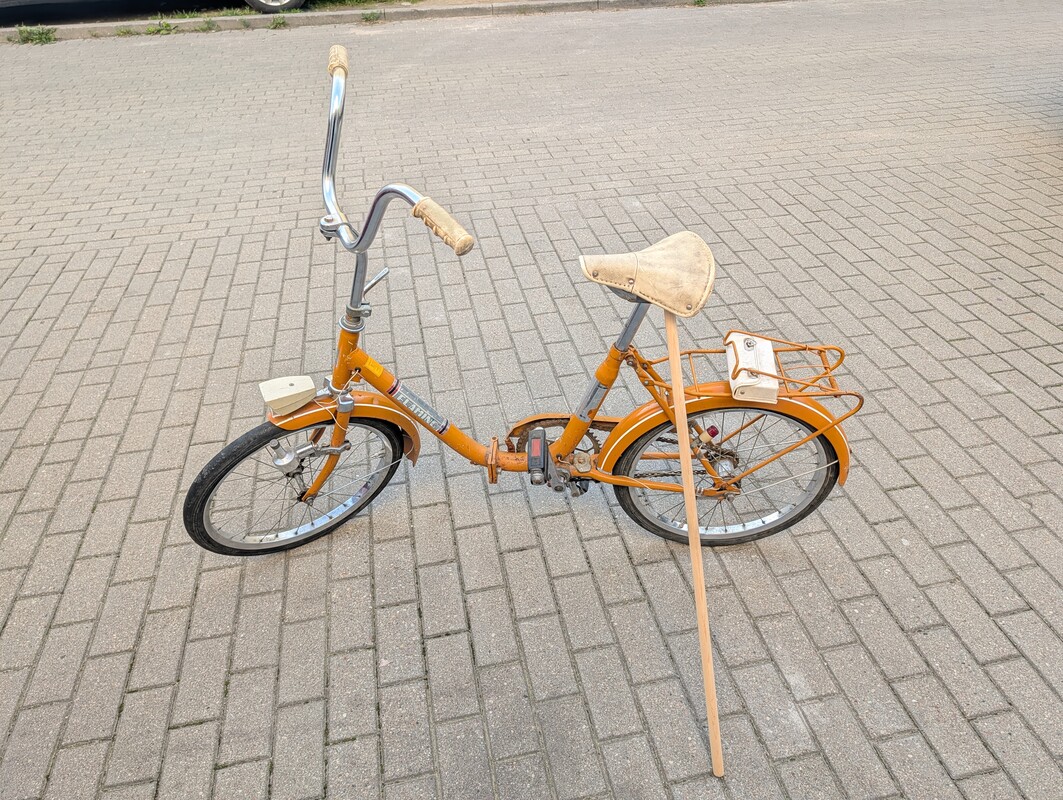 Elbląg Kultowy rower z czasów PRL, oryginalne części: siodełko z torebką na klucze, światła, przód, tył. Dodatkowe