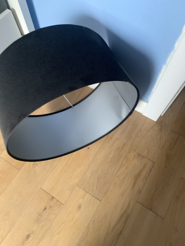 Elbląg SPRZEDAM CZARNĄ LAMPĘ SUFITOWĄ
stan techniczny i wizualny bardzo dobry +++
Lampa składa się z trzech abażurów