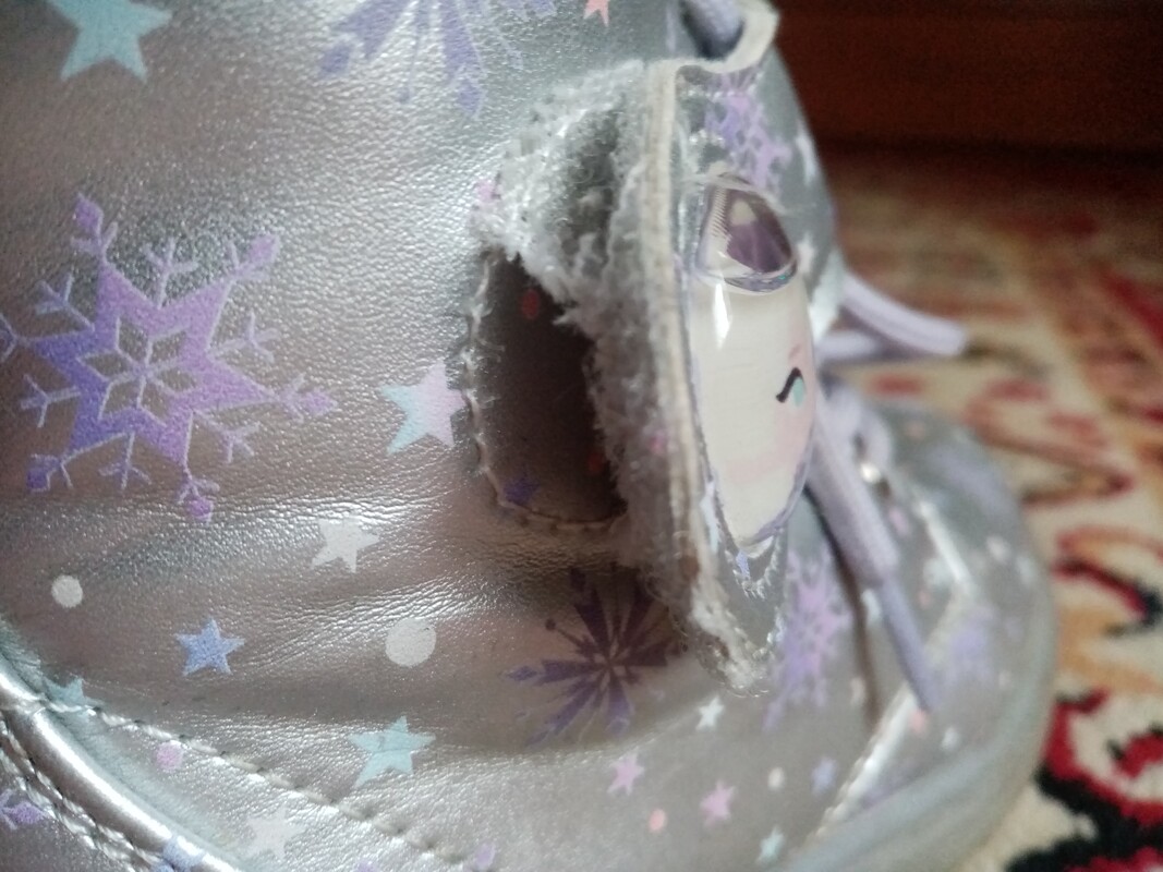 Elbląg Sprzedam buciki na zimę. Granatowe są w dobrym stanie. Buciki z Elzą mają wyraźniejsze ślady użytkowania i