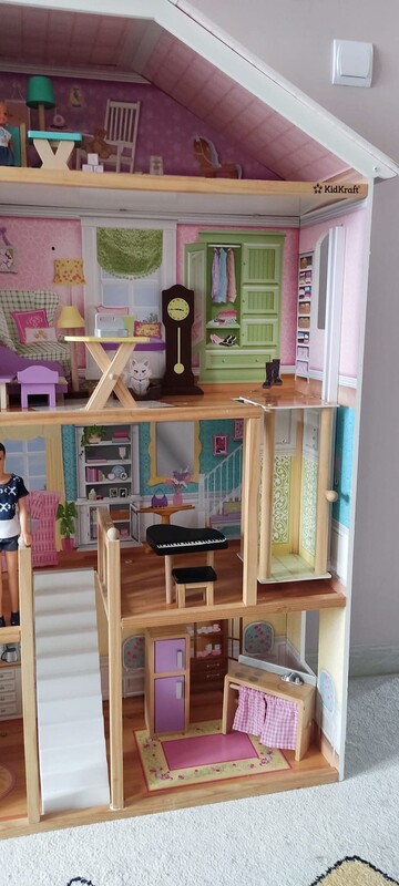 Elbląg Domek dla lalek dużyWymiary 130,51 x 32,99 x 129,49 cm, dużo mebeli oryginalnych w zestawie. na terenie