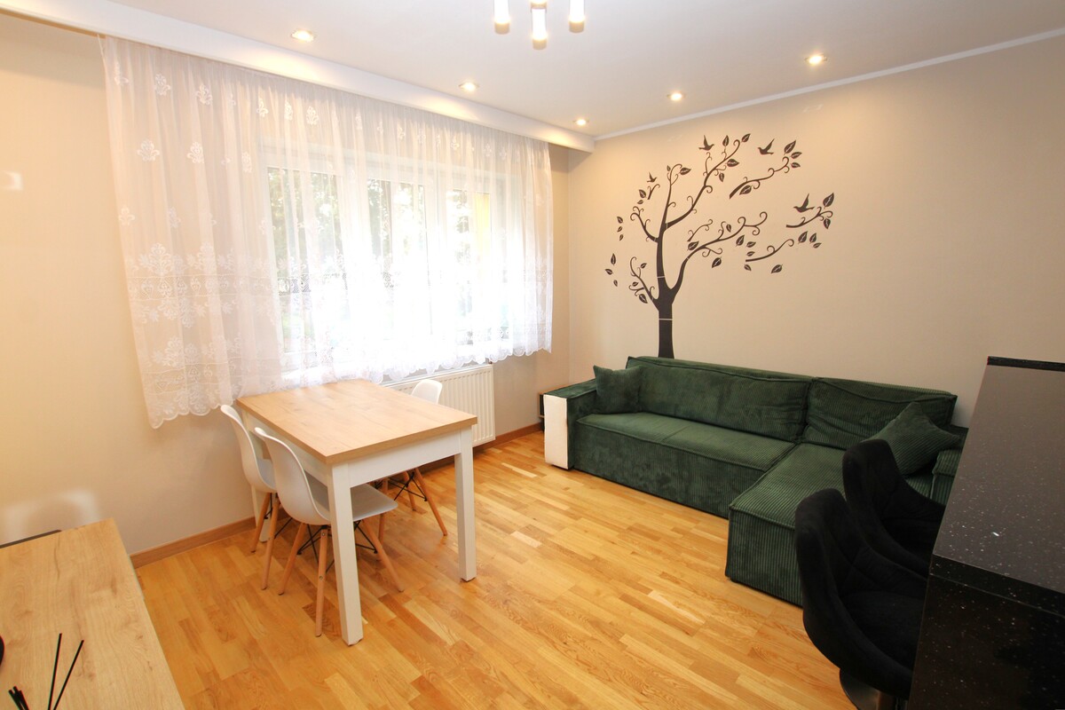 Elbląg NIERUCHOMOŚCI ANNA KRASZEWSKA Trzypokojowe mieszkanie po remoncie na parterze *media miejskie