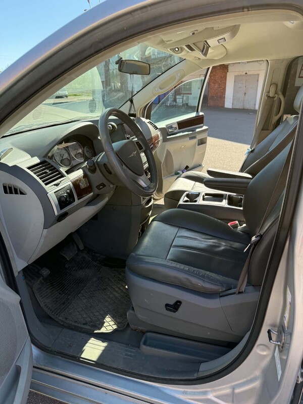 Elbląg Sprzedam Chrysler T&C 4.0 189 kW z 2010 r. z gazem-2 butle po
41 l.
Samochód do poprawek lakierniczych, brak