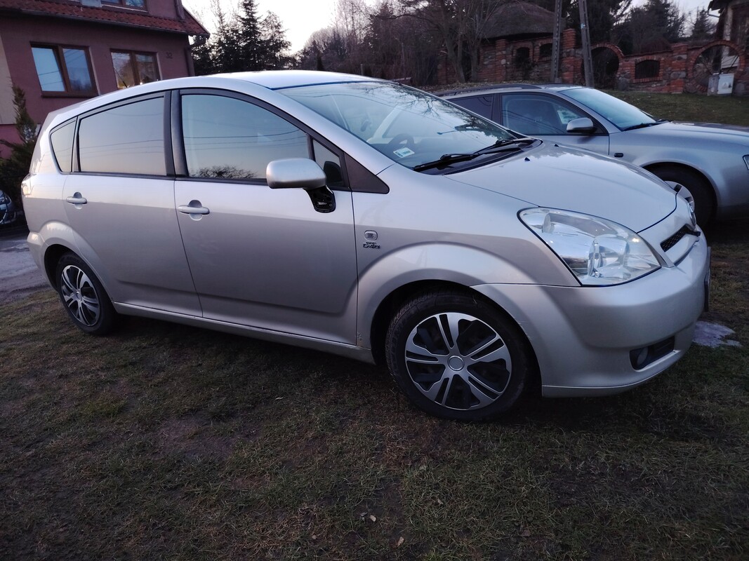 Elbląg Na sprzedaz Toyota Corolla Verso 7 osobowa z niezawodnym silnikiem 2.0 D4D diesel.
Auto przestronne, wygodne i