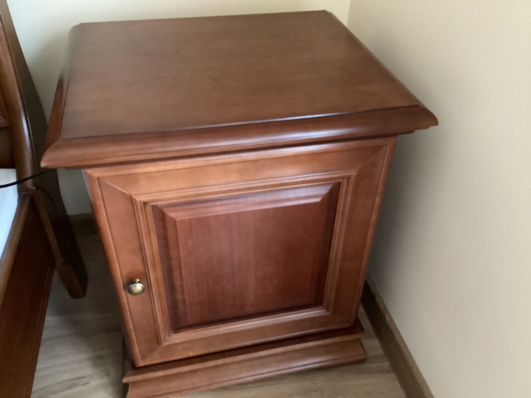 Elbląg Elegancki zestaw mebli do sypialni w klasycznym stylu firmy Taranko. Wykonany z wysokiej jakości drewna,