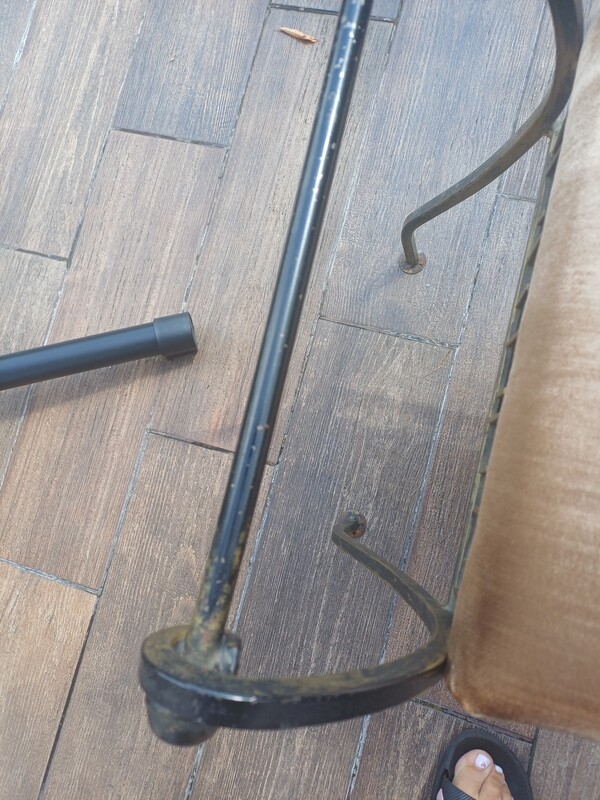 Elbląg Stylowe siedzisko, metalowy taboret.
Używany w bardzo dobrym stanie.
Nowe aksamitne obicie.