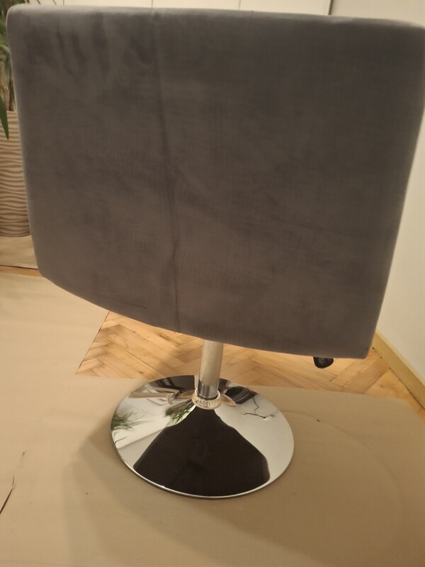 Elbląg Sprzedam krzesło obrotowe, kolor szary, materiał plusz - aksamit, krzesło cały czas było przykryte pokrowcem