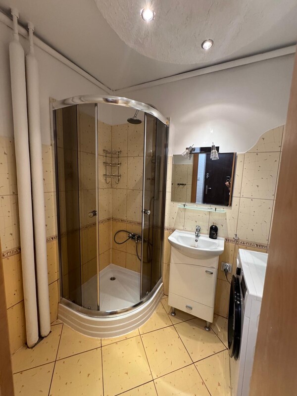 Elbląg Oferuję wynajem 2 pokoje plus balkon - jasne cieplutkie mieszkanie o powierzchni 34 m².
W Elblągu przy