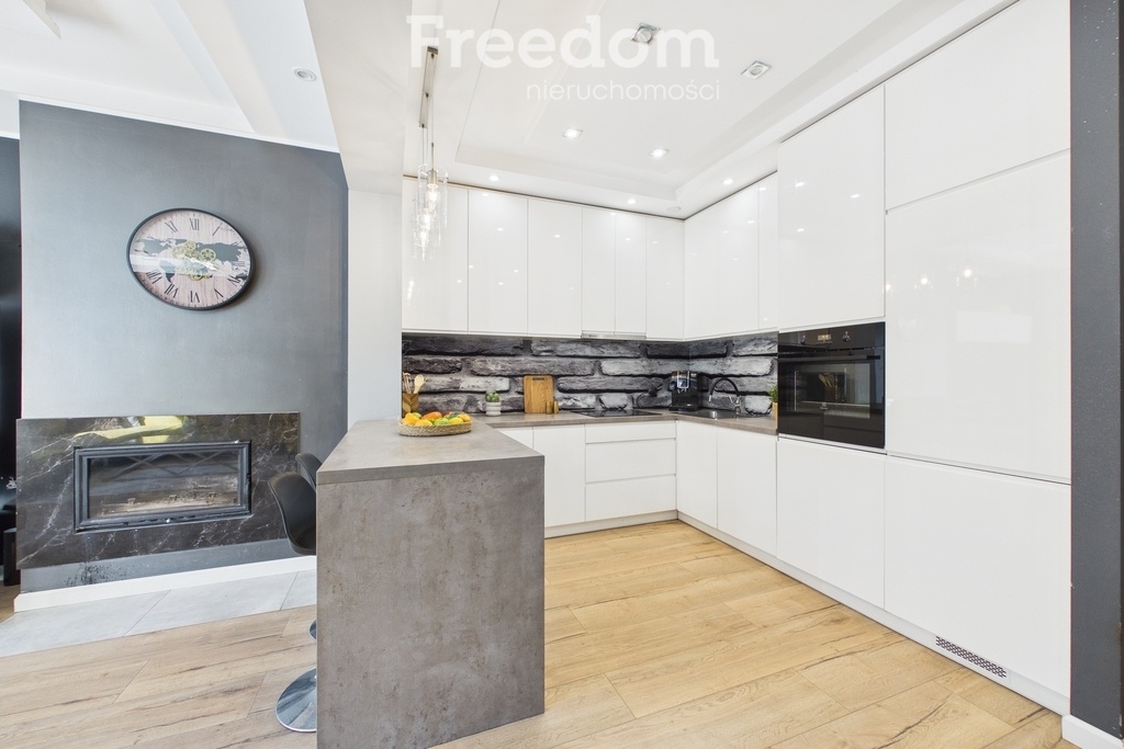 Elbląg FREEDOM NIERUCHOMOŚCISprzedam dom - Elbląg, Leopolda Staffa. Układ budynku:Budynek składa się z trzech