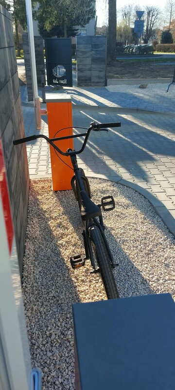 Elbląg Sprzedam rower BMX Kink Curb z 2022 roku w kolorze Matte Brushed Silver. Rower w bardzo dobrym stanie, gotowy